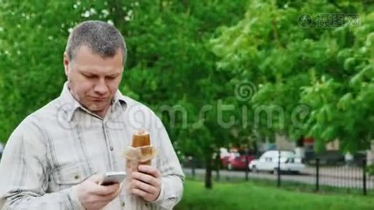 布鲁塔走在街上，有一种快餐，用你的智能手机视频