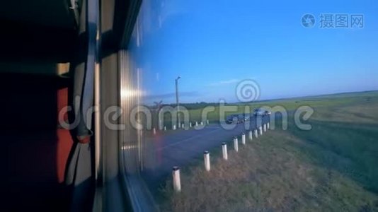 在火车车厢里穿过田野。 乘火车旅行的概念。视频