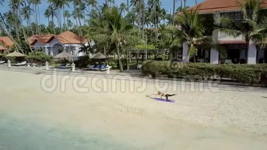 女人在楼上的空海滩做瑜伽视频