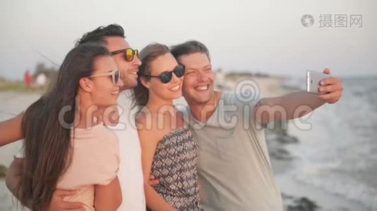 积极四人利用智能手机在暑假共同度过的海滩上自拍视频
