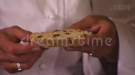 厨师拿着葡萄干面包视频