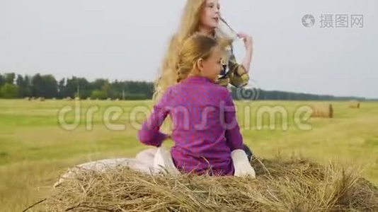 干草堆上的快乐女孩视频