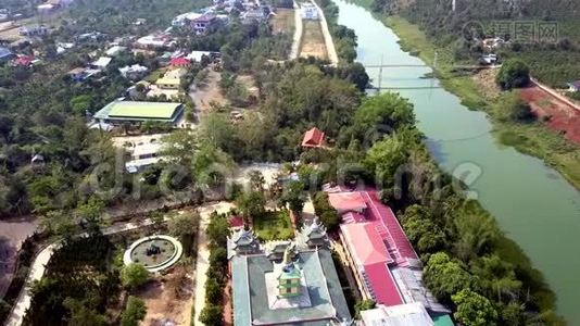 河岸佛教寺院建筑群视频