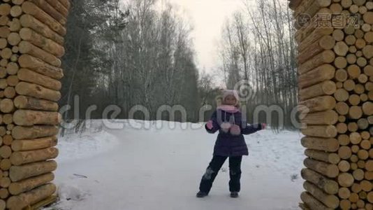 冬天，小女孩在雪地上跳舞，在森林里散步视频