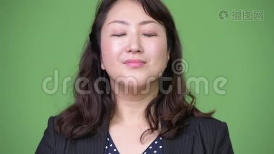 成熟美丽的亚洲女商人闭着眼睛放松视频