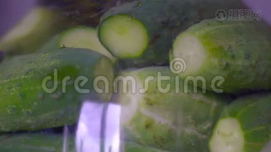 大煮法将黄瓜倒入玻璃罐中烹饪视频