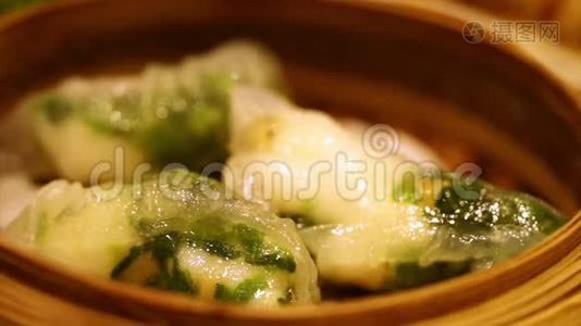 竹容器中的中国蔬菜饺子视频
