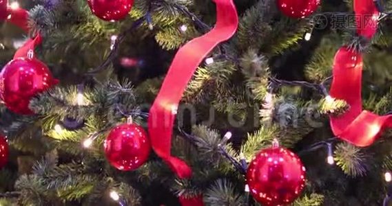 圣诞灯、装饰、彩带和圣诞树。视频