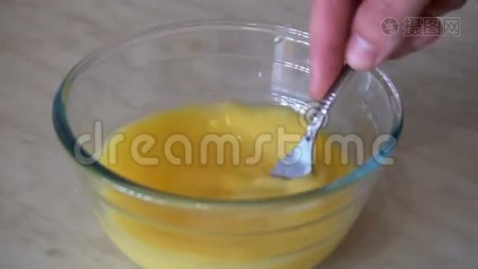 用叉子把鸡蛋放进碗里视频