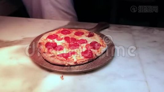 在热烘箱里做和烤一个新鲜的意大利香肠披萨视频