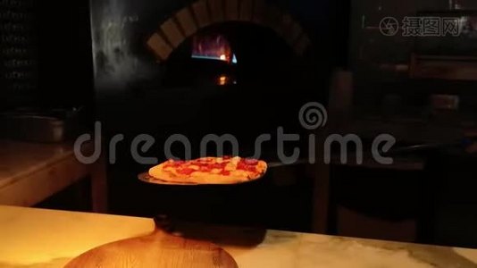 在热烘箱里做和烤一个新鲜的意大利香肠披萨视频