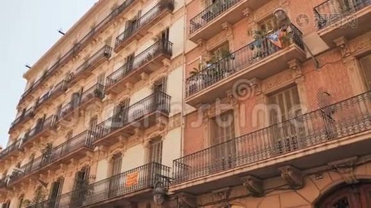 巴里奥古蒂科老街在巴塞罗那，加泰罗尼亚。 它是巴塞罗那老城区的中心。 旅游生活中心。视频