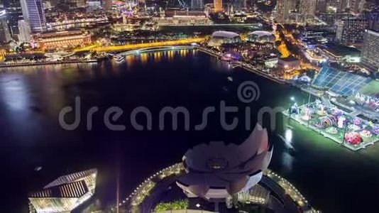 新加坡城市景观与游艇在水上夜间时间-过去。视频