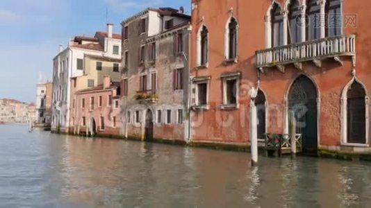 在威尼斯穿过大运河视频