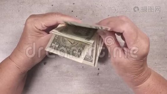 在整理钞票的手中，美元的俯视图视频