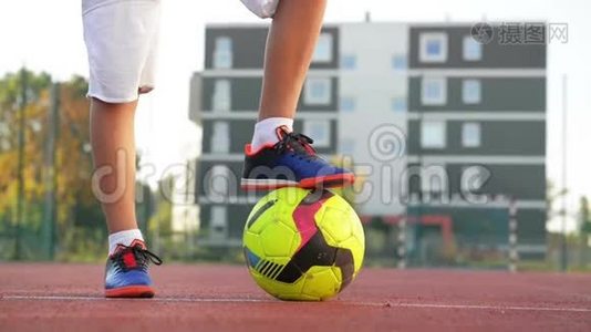 足球运动员带着脚在足球场上.视频