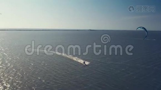 夏天，风筝在大风天气下在海上乘风破浪视频