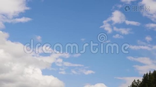 白云在蓝天上奔跑，滚滚的白云在夏日里移动视频