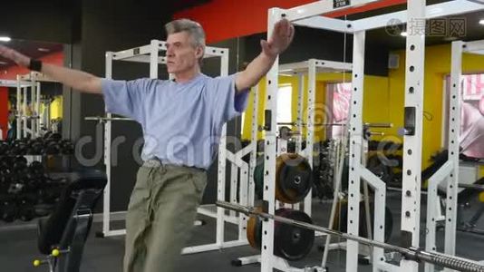 老年人在健身房锻炼视频