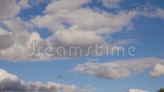 白云在蓝天上奔跑，滚滚的白云在夏日里移动视频