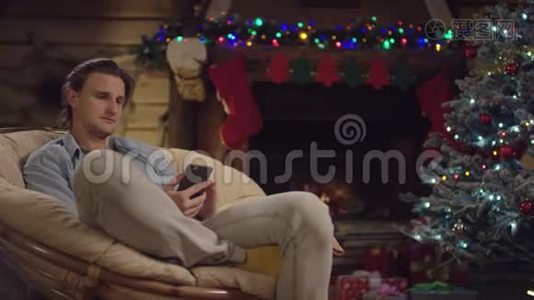 圣诞夜使用智能手机的帅哥视频