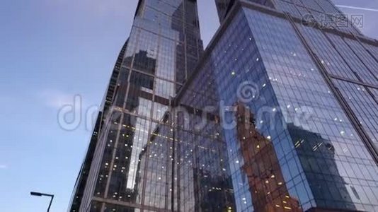 现代的，用玻璃做的摩天大楼。 从下面旋转的全景视频