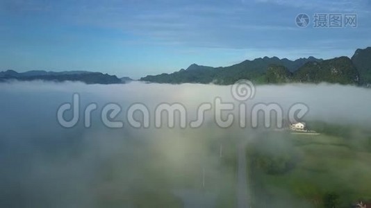 大雾笼罩着蓝蓝的天空，白房子向下视频