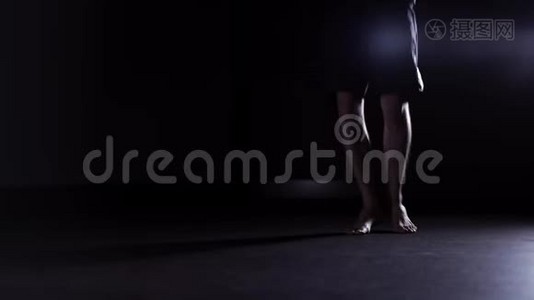 男人在黑暗的健身房里跳绳视频