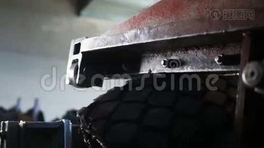 近景切割机用旧轮胎在车间操作视频