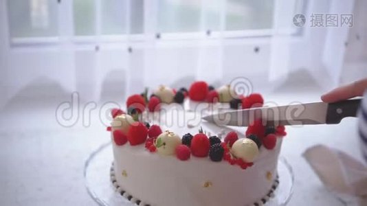 那个女人切了一块用浆果装饰的蛋糕视频