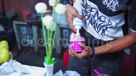 冰淇淋在亚洲街头，卖家在冰淇淋中加入了鲜奶油视频
