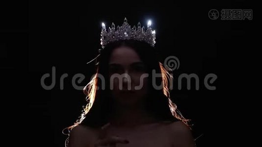 戴皇冠的女模特在演播室摆珠宝视频