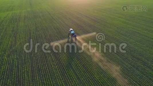 4K航空无人机镜头。 日落时分，在大豆田里跟着拖拉机喷雾器视频