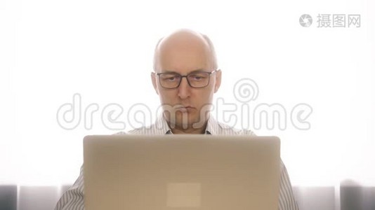 恼羞成怒的戴眼镜的商人担心突然的笔记本电脑故障。 告诉他这个人有问题视频