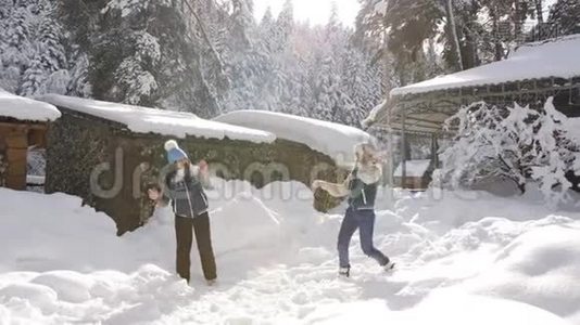 一对在户外玩得很开心的夫妇，年轻的女孩把雪扔了。 冬天的快乐。视频