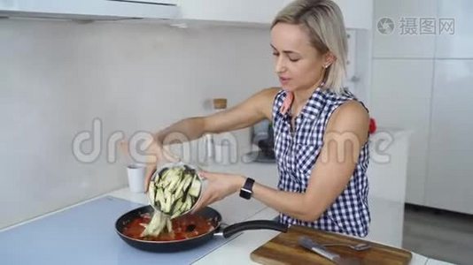 女人用西红柿炒蔬菜和牛肉。视频