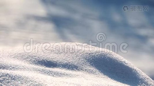 冬天在森林里下雪，许多雪花飘落在地上视频