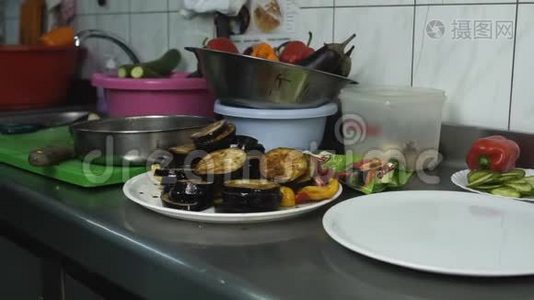 切好的茄子蔬菜食品放在餐厅或咖啡馆的厨房里的盘子里视频