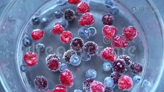 新鲜蓝莓，覆盆子和樱桃在清水中视频