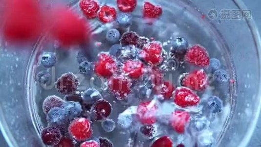 新鲜蓝莓，覆盆子和樱桃在清水中视频