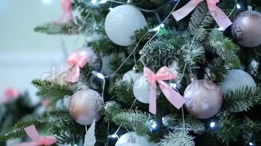 圣诞节的概念。 用装饰灯、圣诞球和人造圣诞树拍摄Stikam优雅的圣诞树视频