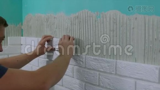 工人用白色饰面砖铺贴墙视频