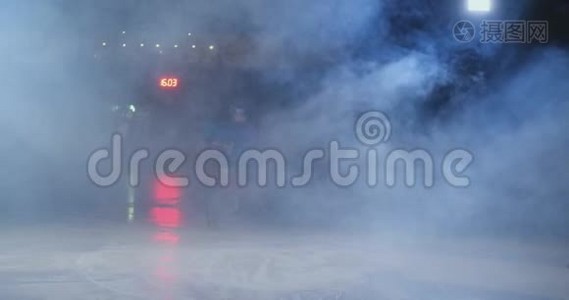 男子冰球运动员在冰场上打冰球时，运球直接进入镜头，直视对方视频