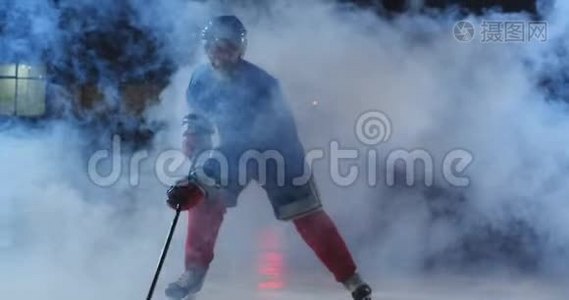 男子冰球运动员在冰场上打冰球时，运球直接进入镜头，直视对方视频
