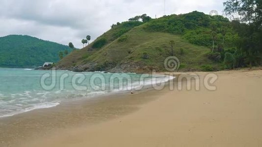 带海滩和温暖海洋的天堂热带岛屿视频