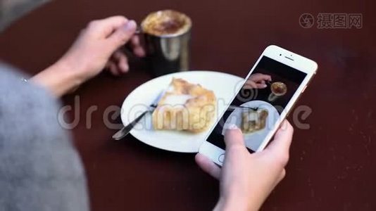 食品摄影。 在咖啡厅观看照片的女人在电话特写视频