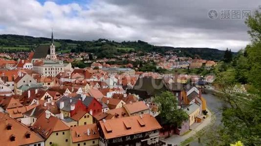 克鲁姆洛夫的城市景观与乌云视频