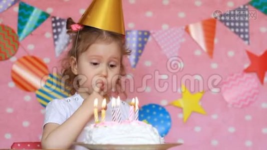 生日快乐。 一个可爱的女孩吃蛋糕，舔她的手指。视频