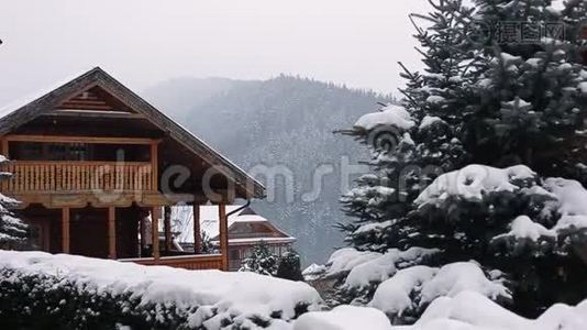 冬天下雪的时候，山上的圣诞木大厦。 松林附近滑雪场的舒适小屋。 小屋视频