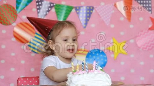 生日和派对蛋糕。 有趣的女孩用甜点舔她的手指。视频